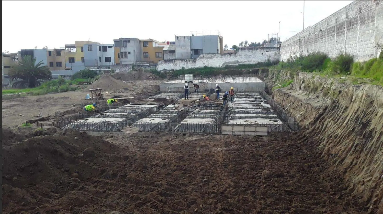 Personal trabajando en el armado de cimentaciones de hormigón