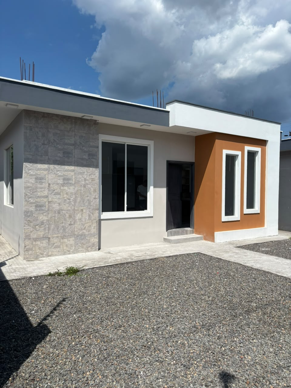 Fachada principal de vivienda disponible